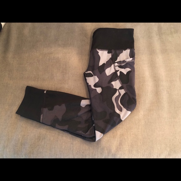 ALO Yoga Pants - ALO Camo Yoga Workout Leggings size XS